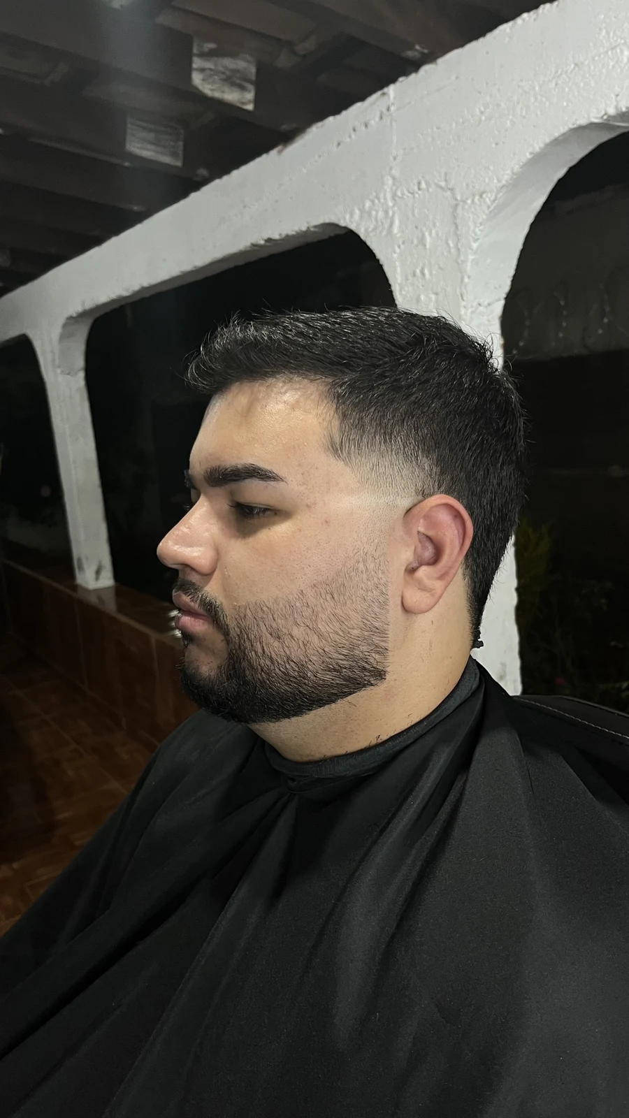 Resultado de corte e barba feitos pelo Lucas, visto de perfil